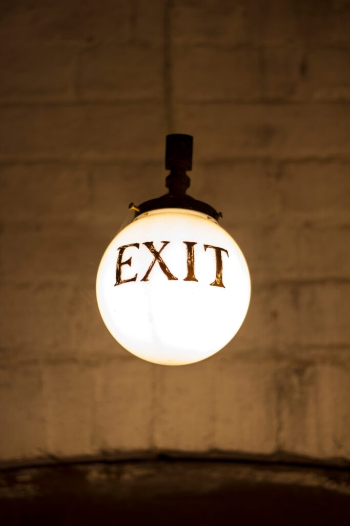 Photo "How to manage employee exits and maintain a good relationship"