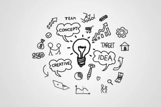 Echipă mică care completează pe tablă o analiză SWOT pentru firmă