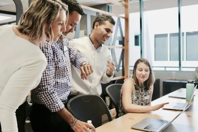 Photo small business team management mistakes